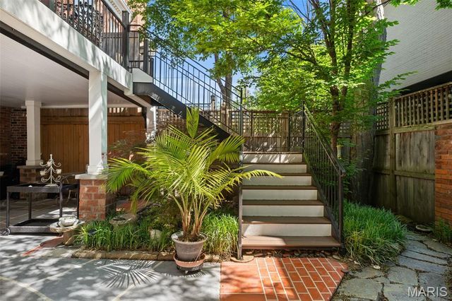 166 N Central Avenue, Clayton, MO 63105