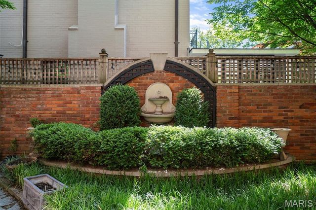 166 N Central Avenue, Clayton, MO 63105