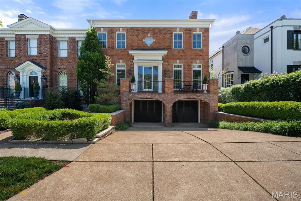 166 N Central Avenue, Clayton, MO 63105