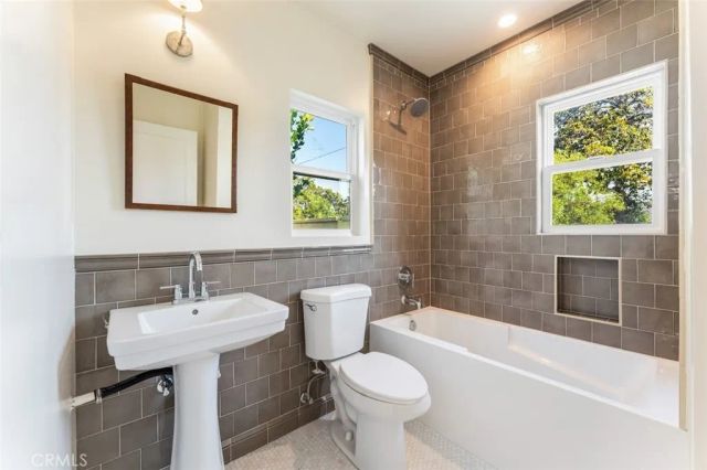 6525 Ruffner Avenue, Lake Balboa, CA 91406