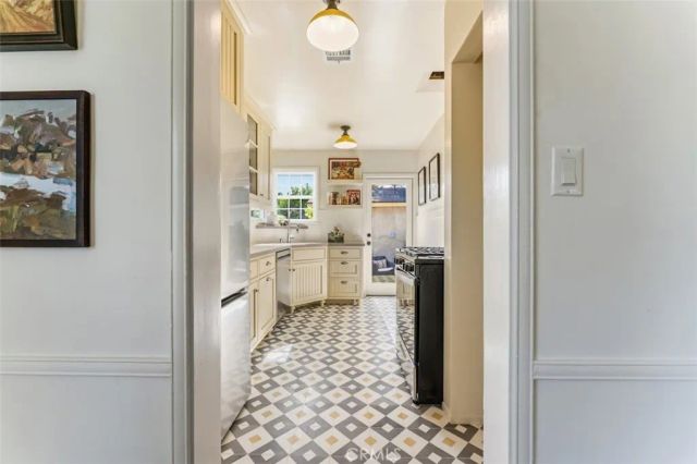 6525 Ruffner Avenue, Lake Balboa, CA 91406