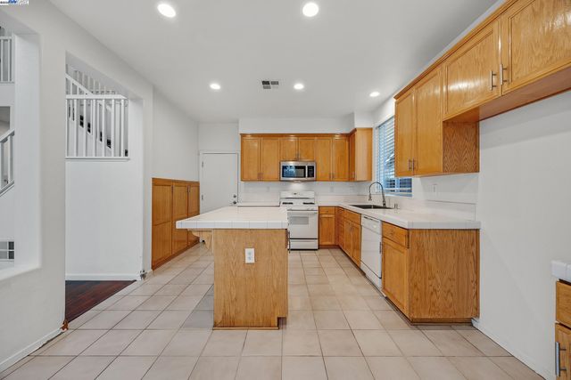 448 Burlington Dr, Tracy, CA 95376