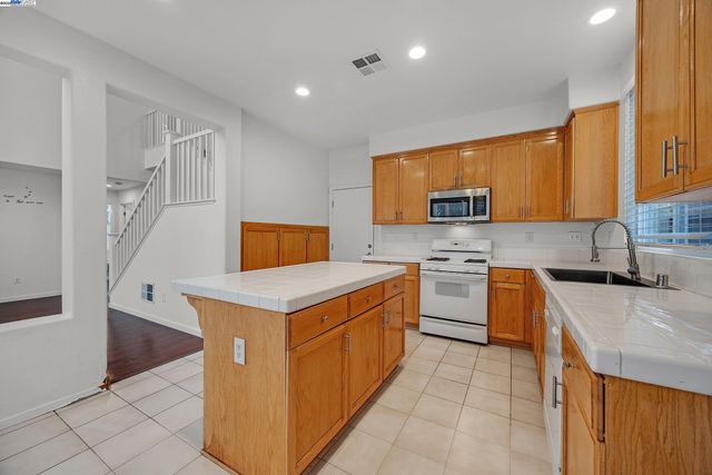 448 Burlington Dr, Tracy, CA 95376