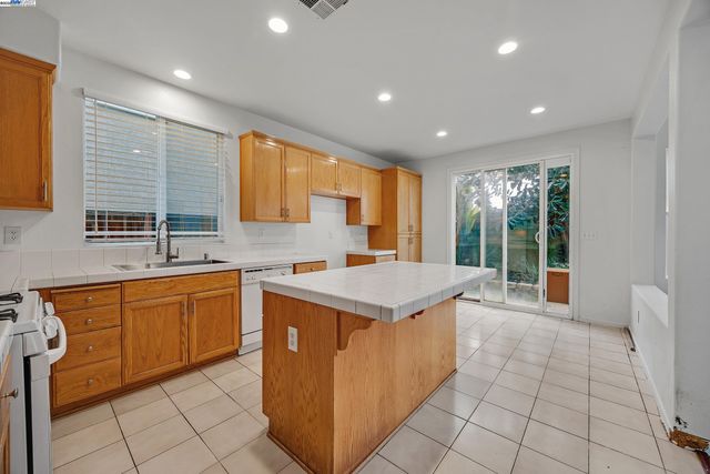 448 Burlington Dr, Tracy, CA 95376