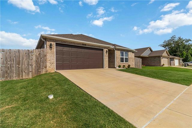 3713 S 2nd Place, Rogers, AR 72758