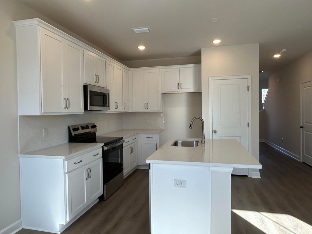 Image 4 of property listing at 475 Martins Creek Boulevard, Summerville, SC 29485