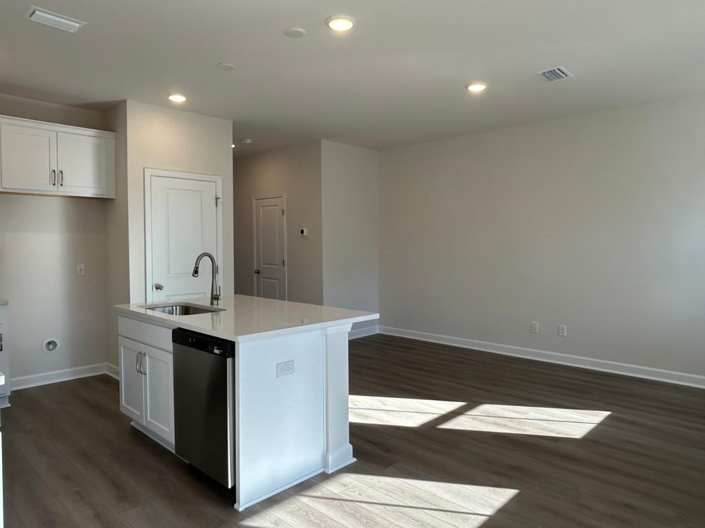 Image 6 of property listing at 475 Martins Creek Boulevard, Summerville, SC 29485