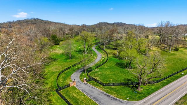 4810 Scenic Oaks Ln, Thompsons Station, TN 37179