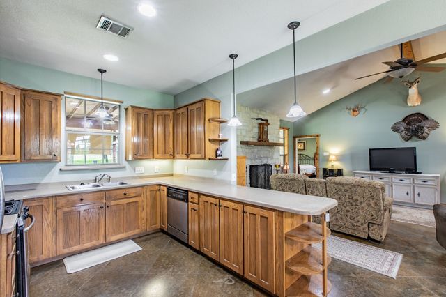 5636 Fm 56, Clifton, TX 76634