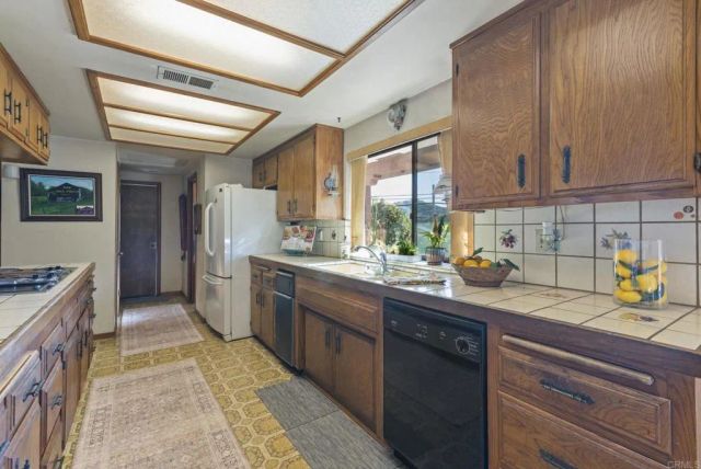 3414 Royal Road, Vista, CA 92084