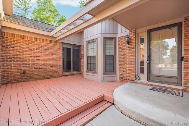 7332 Meadowridge Circle, West Bloomfield Charter Township, MI 48322
