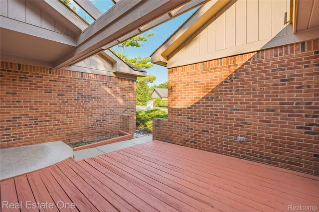 7332 Meadowridge Circle, West Bloomfield Charter Township, MI 48322