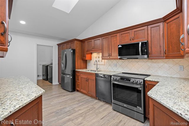 7332 Meadowridge Circle, West Bloomfield Charter Township, MI 48322