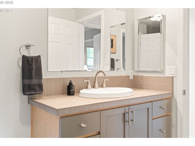 3926 CARMAN Dr, Lake Oswego, OR 97035