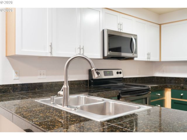 3926 CARMAN Dr, Lake Oswego, OR 97035
