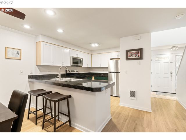 3926 CARMAN Dr, Lake Oswego, OR 97035
