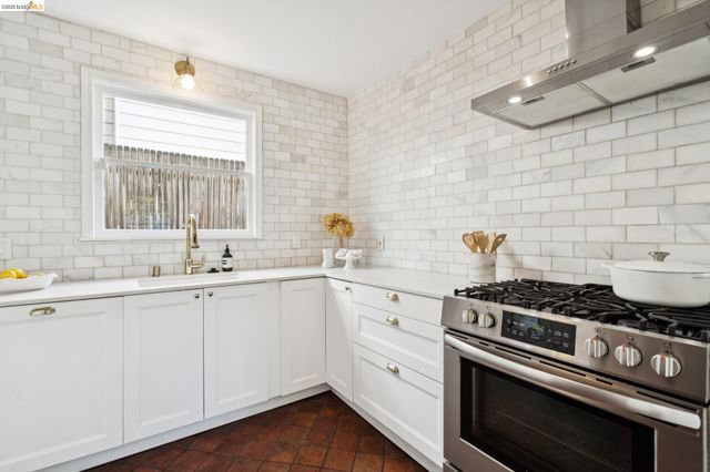 6200 Aspinwall Rd, Oakland, CA 94611