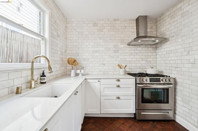6200 Aspinwall Rd, Oakland, CA 94611