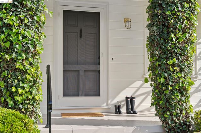 6200 Aspinwall Rd, Oakland, CA 94611