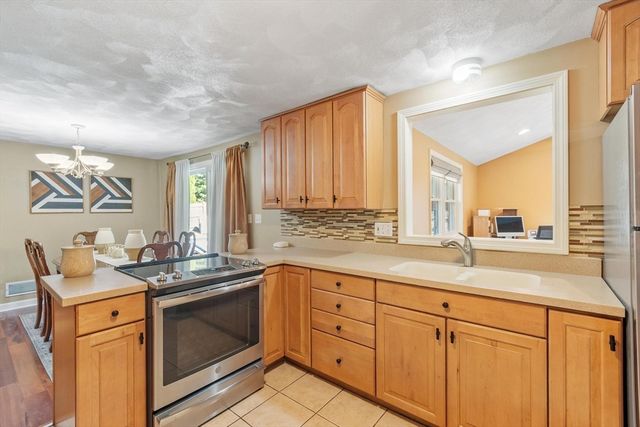 9 Brookbridge Rd, Peabody, MA 01960