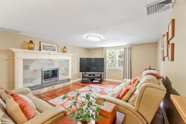 9 Brookbridge Rd, Peabody, MA 01960