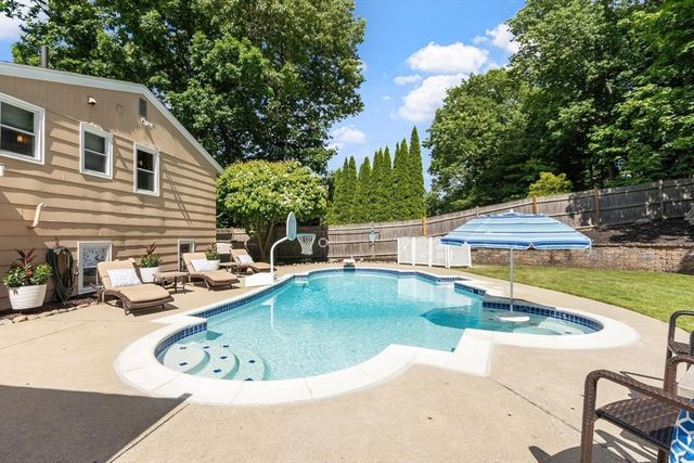 9 Brookbridge Rd, Peabody, MA 01960