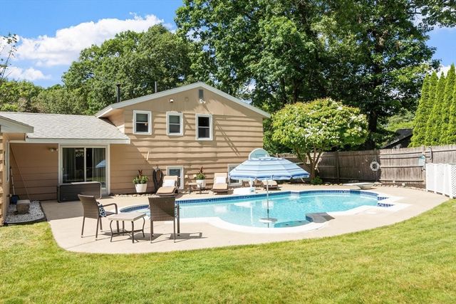 9 Brookbridge Rd, Peabody, MA 01960