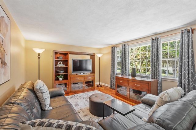 9 Brookbridge Rd, Peabody, MA 01960