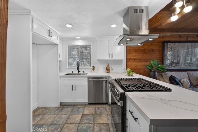 27067 Overlook Lane, Lake Arrowhead, CA 92352