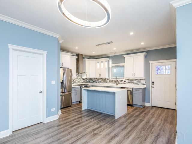 1300 S Heath Avenue, Chicago, IL 60608