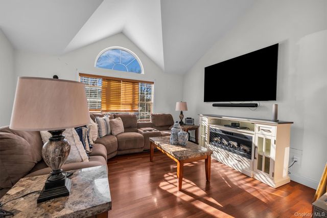 19 Summit, Farmingville, NY 11738