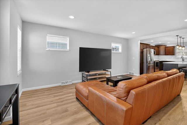 2135 Autumn Lake Parkway, Madison, WI 53718