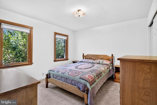 9 LOCKE CT, Ewing, NJ 08628