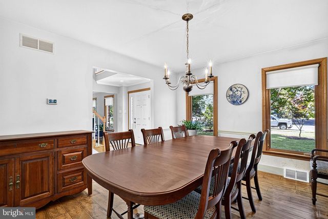 9 LOCKE CT, Ewing, NJ 08628