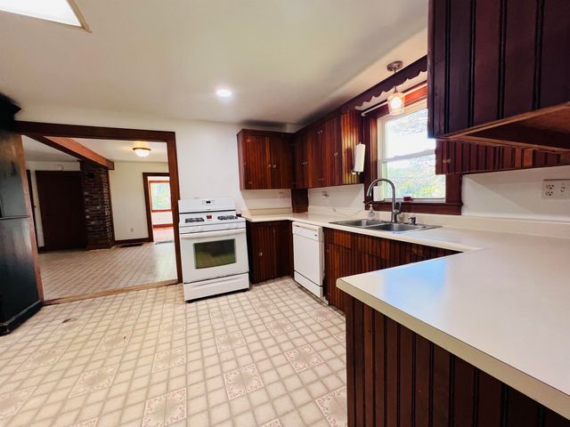 21 Ledge Road, Lyndon, VT 05851