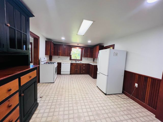 21 Ledge Road, Lyndon, VT 05851