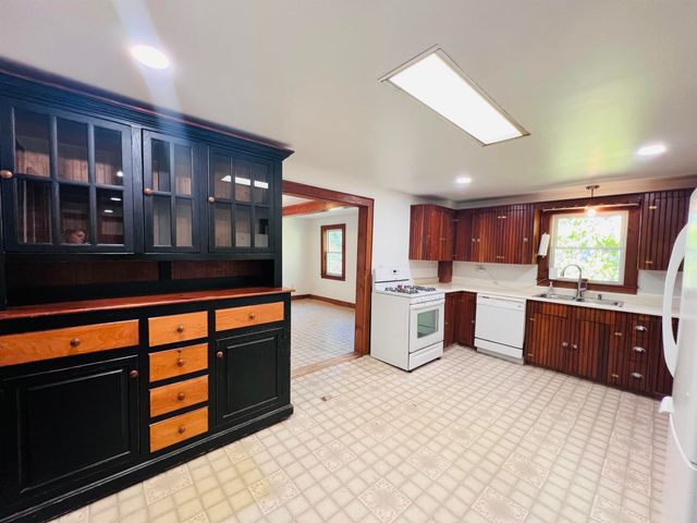 21 Ledge Road, Lyndon, VT 05851