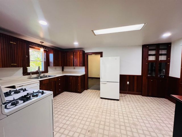 21 Ledge Road, Lyndon, VT 05851