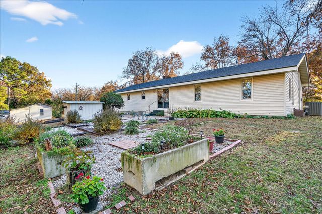 18555 E Highway 32, Stockton, MO 65785