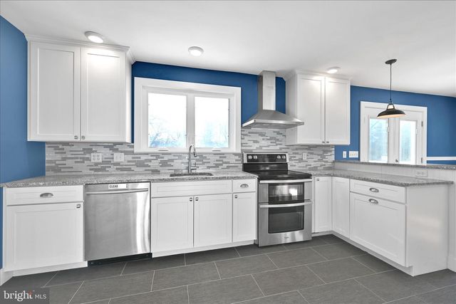 104 LOCUST ST, Annville, PA 17003