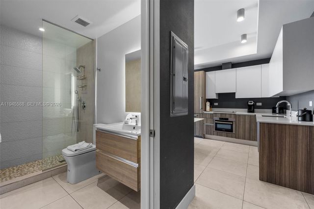 239 SW 9th St 2102, Miami, FL 33130