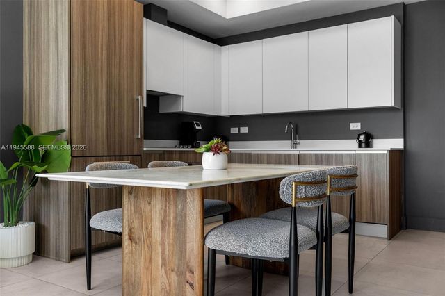 239 SW 9th St 2102, Miami, FL 33130