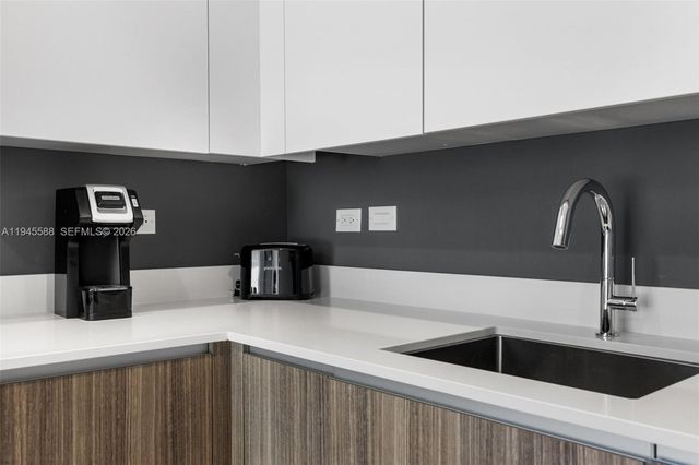 239 SW 9th St 2102, Miami, FL 33130