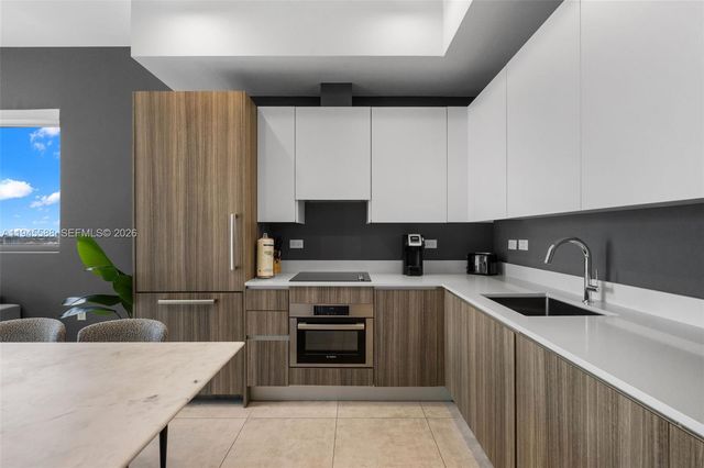 239 SW 9th St 2102, Miami, FL 33130