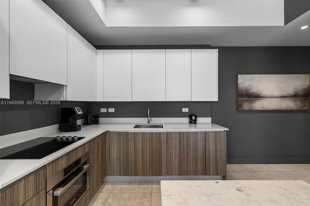 239 SW 9th St 2102, Miami, FL 33130