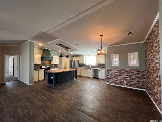 376 County Road 5702, Natalia, TX 78059