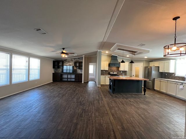 376 County Road 5702, Natalia, TX 78059