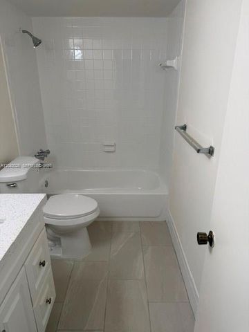 8405 NW 8th St 303, Miami, FL 33126