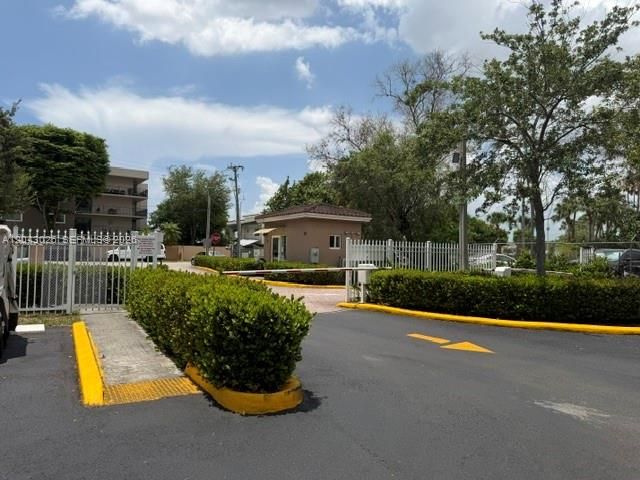 8405 NW 8th St 303, Miami, FL 33126