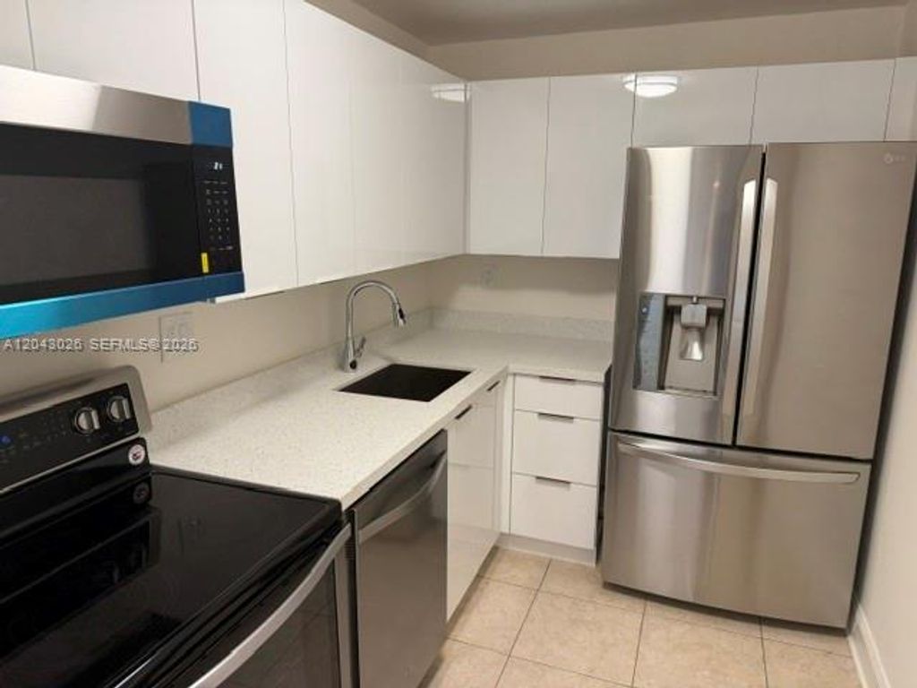 8405 NW 8th St 303, Miami, FL 33126